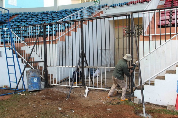 Sân Pleiku đang gấp rút gia cố lại cổng vào để tránh tình trạng vỡ sân. Trong ảnh là các công nhân đang nâng cổng rào mặt trong cửa số 3 lên 2m để đảm bảo khán giả không ùa vào được