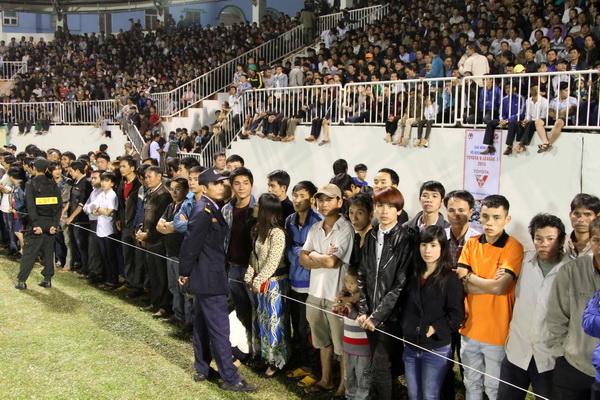 BTC sân Pleiku đã quyết định mở cửa cho những cổ động viên đến sau mà có vé thật được đứng dưới sân để theo dõi trận HAGL - S.Khánh Hòa BVN