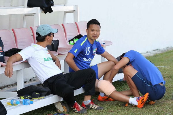 Trung vệ Khuất Hữu Long được bác sĩ Đồng Xuân Lâm và trợ lý băng bó chân. Anh sẽ sớm tập luyện đầy đủ cùng đội bóng sau thời gian dài nghỉ do chấn thương