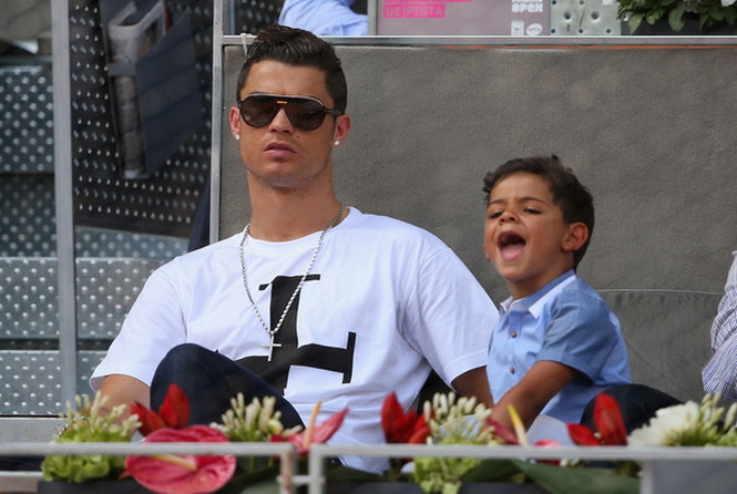 Chiều con, Ronaldo mua nhà triệu euro
