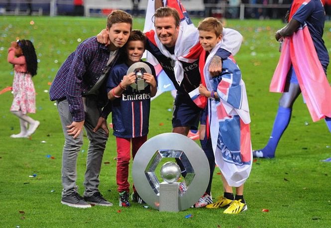 Con trai Beckham lần đầu được gọi lên đội U.18 Arsenal