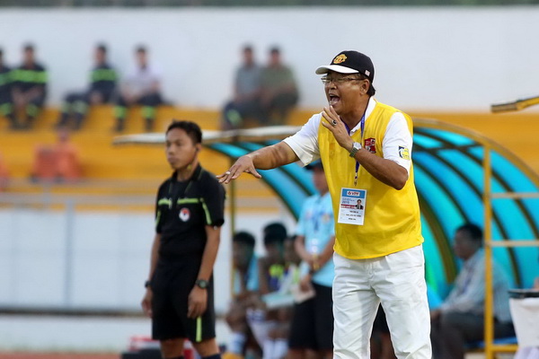 HLV Trần Bình Sự chỉ đạo trong chiến thắng quý giá của Đồng Nai trước SXKT.Cần Thơ ở vòng 4 V-League 2015 - Ảnh: Độc Lập