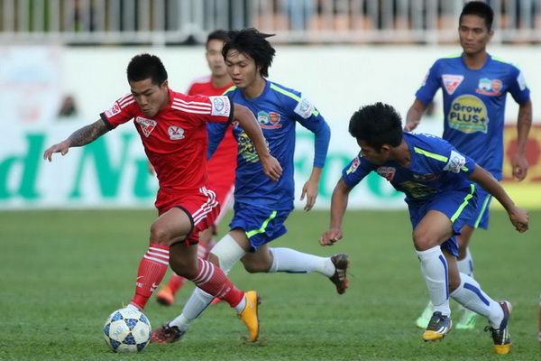 Tuấn Anh (giữa) và Hồng Duy (bên phải) truy cản đường đi bóng của đàn anh Quang Hải (áo đỏ) trong trận đấu giữa HAGL và T.Quảng Ninh - Ảnh: Anh Hải
