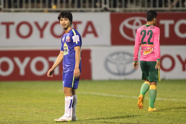 Việc một cầu thủ dứt điểm đến 3 lần mới thực hiện xong quả 11m thuộc diện rất hiếm tại V-League - Ảnh: Minh Trần