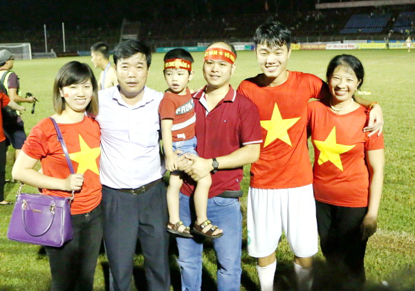 Ông Lương Bách Chiến (áo trắng) cùng gia đình chụp ảnh chia vui với tiền vệ Xuân Trường sau chức vô địch tại giải U.21 quốc tế Báo Thanh Niên - Ảnh: Độc Lập
