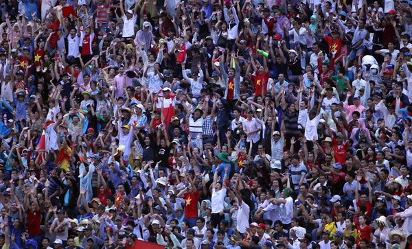 Khán giả Cần Thơ hưng phấn tạo sóng người trong trận chung kết giải U.21 quốc tế Báo Thanh Niên, nơi U.21 HAGL Arsenal JMG đã đăng quang sau chiến thắng trước người Thái - Ảnh: Độc Lập