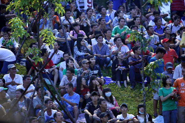 Sức hút của những Công Phượng, Tuấn Anh, Xuân Trường... đã giúp sân Cần Thơ căng phồng hết sức, tạo kỷ lục về số khán giả đến sân theo dõi 1 trận đấu bóng đá tại Việt Nam theo một ghi nhận là 53.000 người - Ảnh: Độc Lập