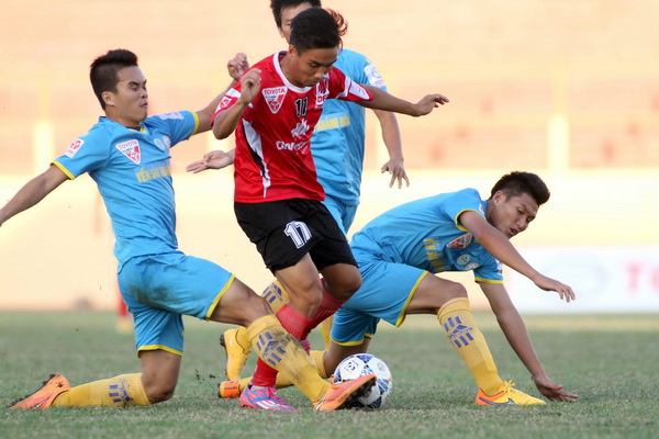 Các cầu thủ S.Khánh Hòa BVN trong trận hòa ĐTLA 0-0 ở vòng 6 V-League 2015 - Ảnh: Khả Hòa