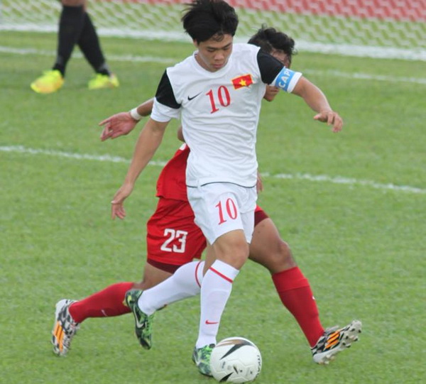 Công Phượng đeo băng đội trưởng trong trận gặp Singapore tại giải U.22 Đông Nam Á - Ảnh: Quang Huy