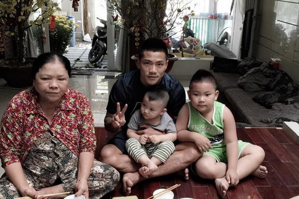 Tiền đạo Quang Hải ngồi cùng với mẹ trong bữa cơm tất niên ấm cúng, bên cạnh là 2 cậu quý tử của anh - Ảnh do nhân vật cung cấp