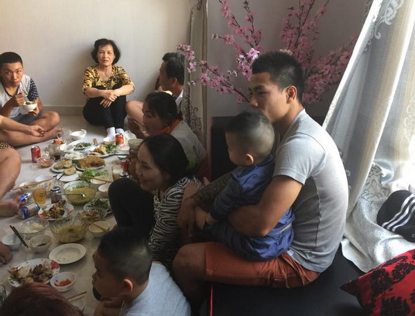 Quang Hải và đại gia đình quây quần trong căn nhà mới anh xây cho mẹ - Ảnh do nhân vật cung cấp
