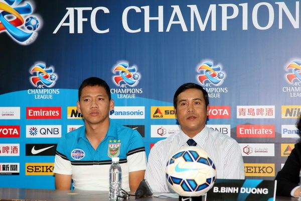 HLV trưởng Nguyễn Thanh Sơn (phải) và tiền đạo Nguyễn Anh Đức trong buổi họp báo trước trận mở màn bảng E AFC Champions League với Shandong Luneng Taisha (TQ) - Ảnh: Khả Hòa