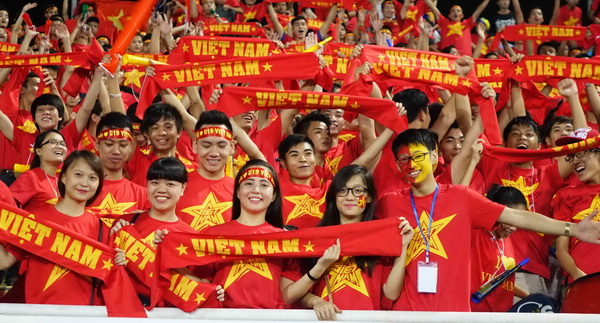 Những khán đài đỏ rực tại Mỹ Đình tại giải U.19 Đông Nam Á. Chất lượng chuyên môn, phong cách chơi bóng tận hiến của U.19 Việt Nam đã khiến tình yêu của người hâm mộ hồi sinh trở lại - Ảnh: Bạch Dương