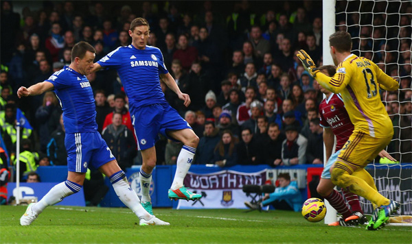 Chelsea (trái) sẽ không bỏ lỡ cơ hội giành trọn 3 điểm trước West Ham - Ảnh: AFP