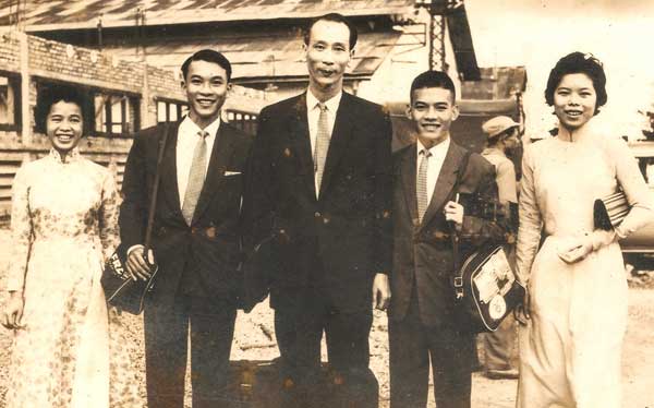 Lê Văn Tiết (thứ 2 từ trái sang) và Lê Văn Inh (thứ 4 từ trái sang), năm 1961 - Ảnh: nhân vật cung cấp