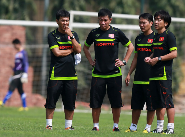 HLV Miura (bìa phải) sẽ phải có phương án khác cho đội tuyển và U.23 VN - Ảnh: Ngô Nguyễn