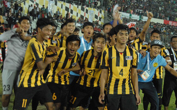 Các cầu thủ U.23 Malaysia vô địch giải Bangabadhu Gold Cup tại Bangladesh - Ảnh: AFP