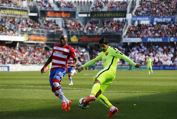 Suarez tỏa sáng, Barcelona lại bám sát Real Madrid-1