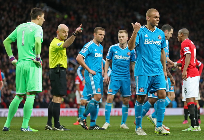 Hậu vệ Sunderland được xóa thẻ đỏ trong trận gặp M.U-2
