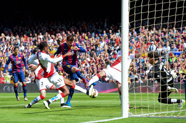 Messi lập kỷ lục mới, Barcelona giành ngôi đầu bảng của Real Madrid-2