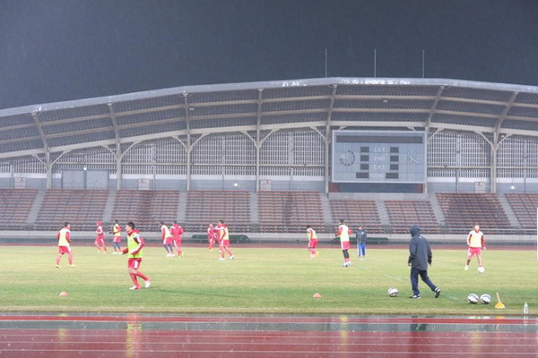 Các cầu thủ B.Bình Dương tập luyện dưới mưa trên sân Kashiwa Reysol, Nhật Bản - Ảnh do nhân vật cung cấp