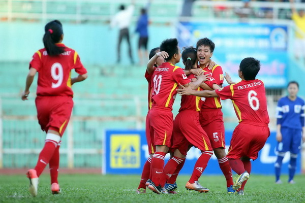 Các cầu thủ nữ TP.HCM ăn mừng bàn thắng vào lưới TKS VN - Ảnh: Độc Lập