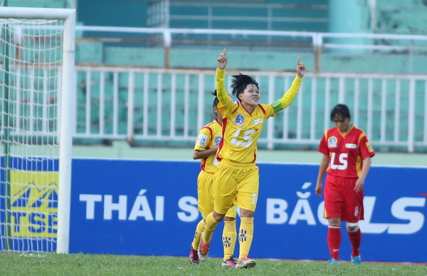 Thu Thảo ăn mừng bàn thắng đầu tiên của Tao Đàn tại giải VĐQG. Được dự giải VĐQG nữ là cơ hội cọ xát bang vàng để cô và các đồng đội trẻ có điều kiện trưởng thành