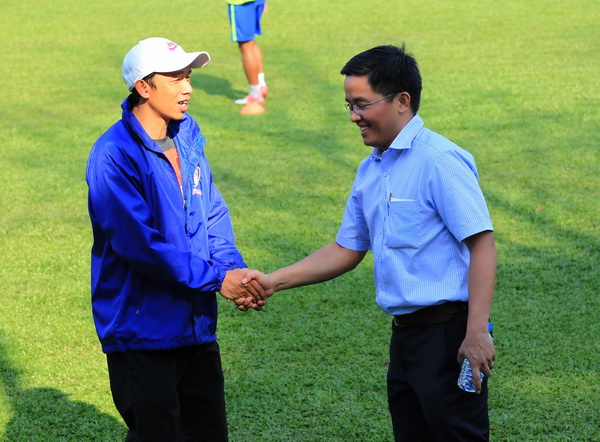 Trợ lý Dương Minh Ninh bắt tay cùng trưởng đoàn Huỳnh Tấn Anh. Ông được đôn lên đội 1 hỗ trợ cho thầy 