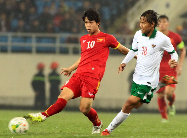 HLV Lê Thụy Hải cho rằng sau hiệp 1 tẻ nhạt, U.23 Việt Nam đã khởi sắc nhờ sự cơ động và khả năng kết nối bóng của Công Phượng - Ảnh: Minh Tú