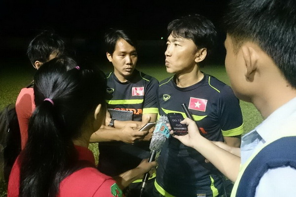 Vẻ mặt trầm tư của HLV Toshiya Miura trong phần trả lời báo chí sau trận đấu tập hòa 1-1 với Đồng Nai - Ảnh: Quốc Việt