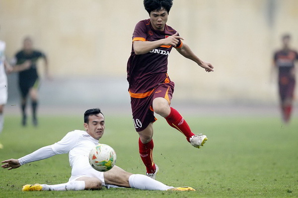 Công Phượng trong nỗ lực đi bóng qua một cầu thủ Hà Nội T&T, trận đấu anh có bàn thắng đầu tiên cho tuyển U.23 Việt Nam - Ảnh: Minh Tú
