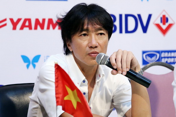 HLV Toshiya Miura trong buổi họp báo sau trận U.23 Việt Nam hòa 0-0 trước U.22 Uzbekistan - Ảnh: Độc Lập