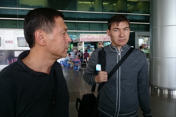 Vẻ mặt không thoải mái của tân HLV trưởng U.22 Uzbekistan Bakhtiyor Ashurmatov sau khi bị báo chí Việt Nam 