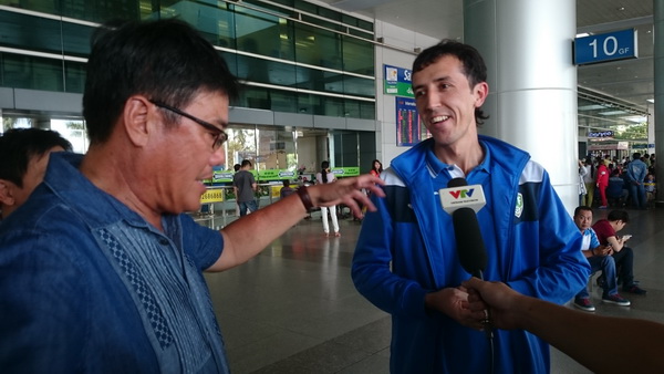 Nhân viên phụ trách truyền thong của U.22 Uzbekistan xin lỗi ông Dương Vũ Lâm khi không chụp hình lưu niệm theo thông lệ