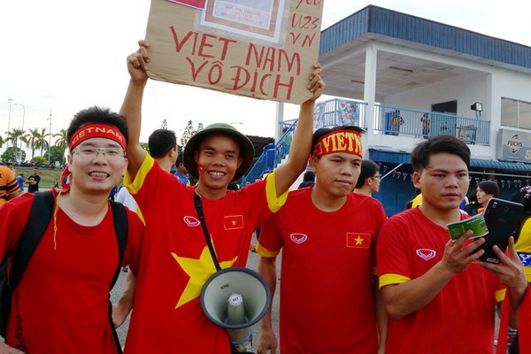 Anh Đông (ngoài cùng bên trái) cùng nhóm bạn trên đường đến sân Shah Alam trước khi bị hành hung - Ảnh do nhân vật cung cấp