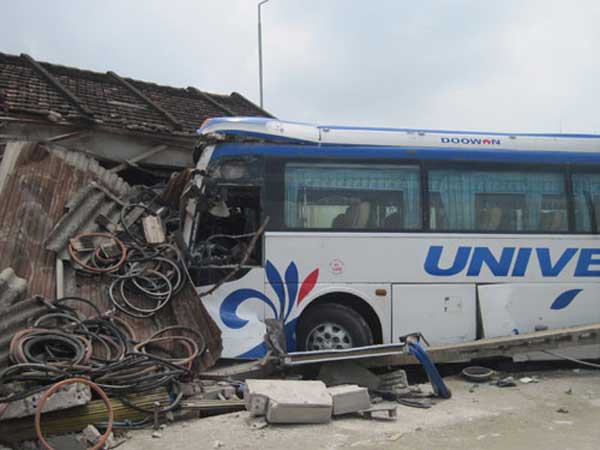 Thanh Hoá: Xe khách tông nhà dân, 1 người chết