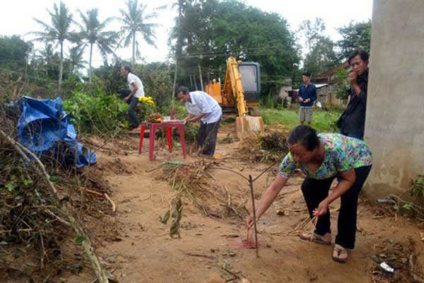 Thi công ẩu, san phẳng 13 ngôi mộ của dân