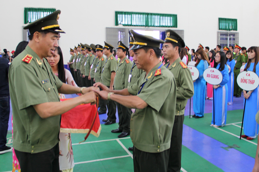 Lãnh đạo Tổng cục Chính trị CAND trao cờ lưu niệm cho các đoàn tham gia hội thao - Ảnh: Lâm Viên