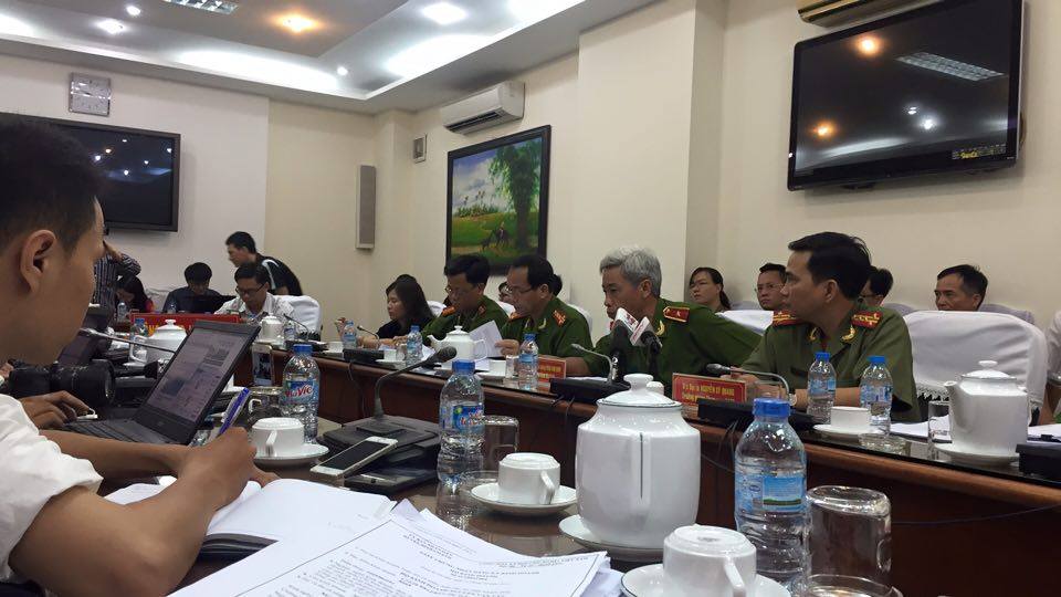 Công an TP.HCM tổ chức họp báo cung cấp thông tin về vụ việc 'Bị truy tố vì bán cà phê trước cổng công an' sáng 21.4 - Ảnh: Phan Thương