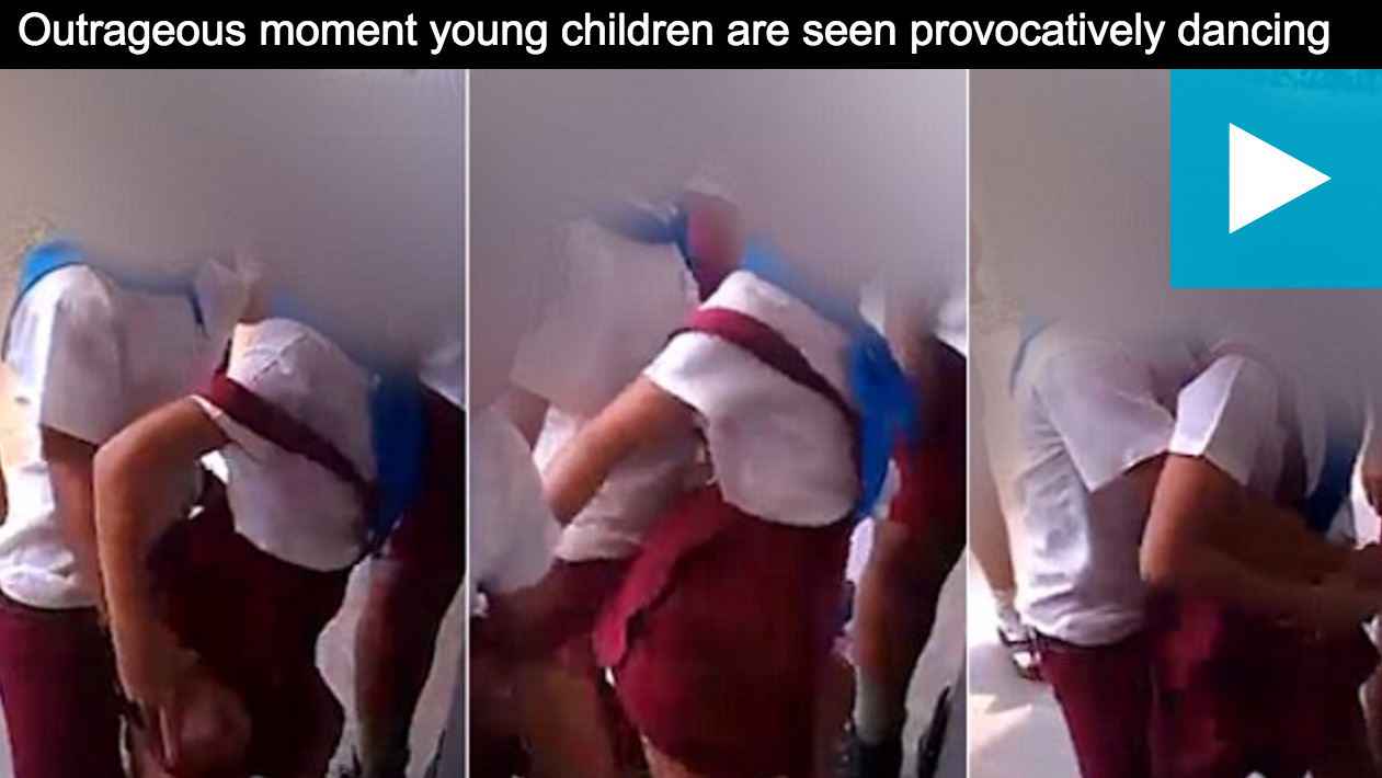 Những động tác nhảy khiêu khích của các em nhỏ trong bộ đồng phục học sinh khiến người xem bất bình - Ảnh: chụp màn hình Dailymail