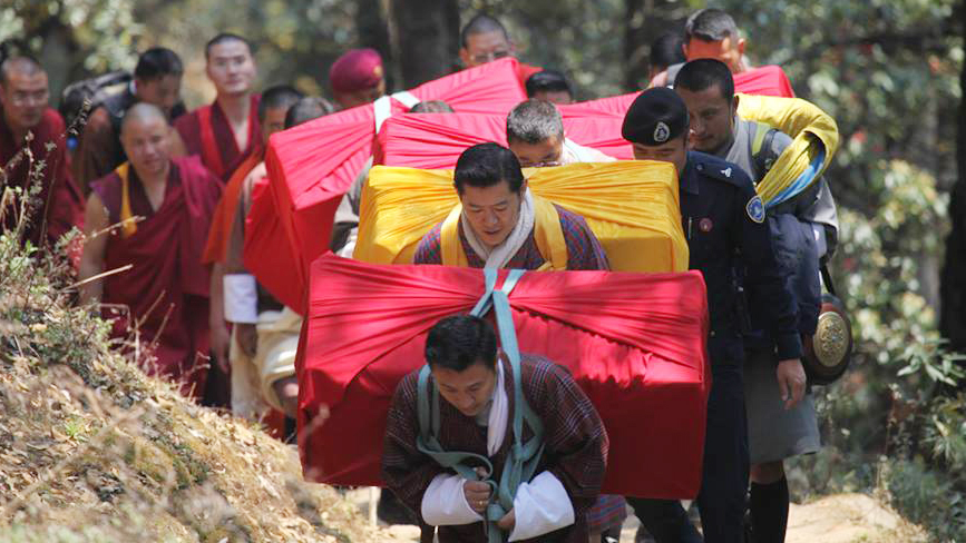 Quốc vương tự làm công việc này để thể hiện lòng thành, cầu mong quốc thái dân an - Ảnh: Fanpage Jigme Khesar Namgyel Wangchuk.