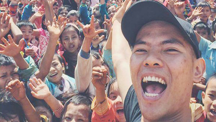 Anh Tuấn và các em nhỏ tại vùng biên giới  Myanmar và Thái Lan - Ảnh: NVCC