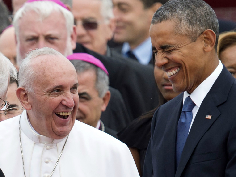 Tổng thống Mỹ Barack Obama đón tiếp Giáo hoàng Francis tại sân bay ở căn cứ không quân Andrews tại Maryland, Mỹ - Ảnh: AFP