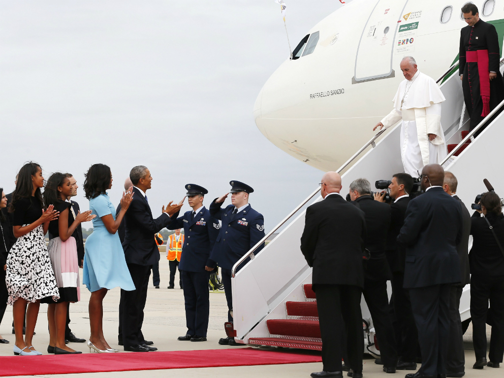 Giáo hoàng Francis bước xuống máy bay trước sự đón chào của gia đình Tổng thống Barack Obama - Ảnh: Reuters