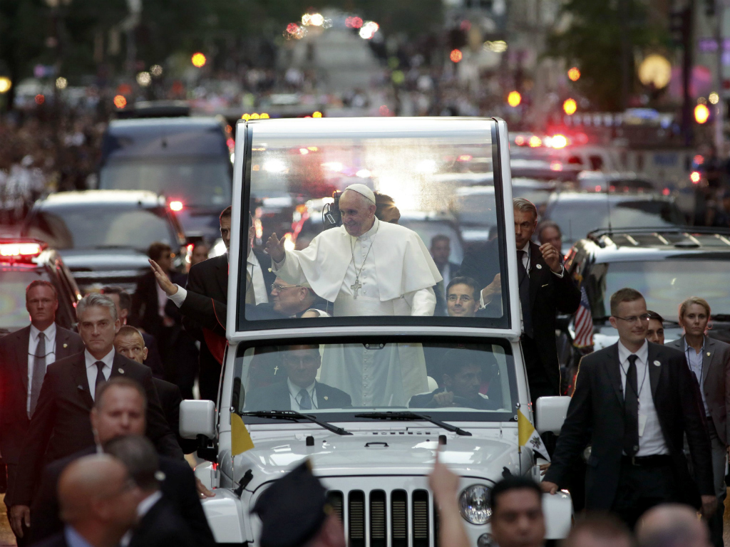 Luôn có một hàng rào an ninh vây quanh Giáo hoàng Francis khi ở Mỹ - Ảnh: Reuters