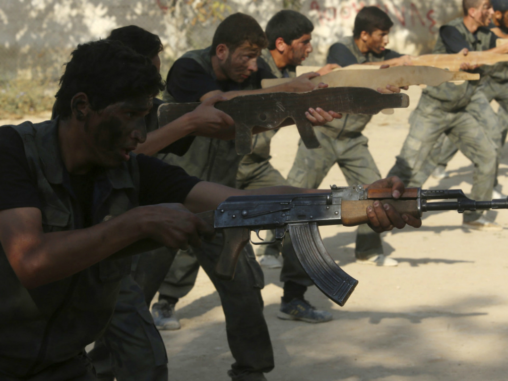 Mỹ đã ngưng đưa các tay súng tuyển dụng được tại Syria đi đào tạo - Ảnh: Reuters