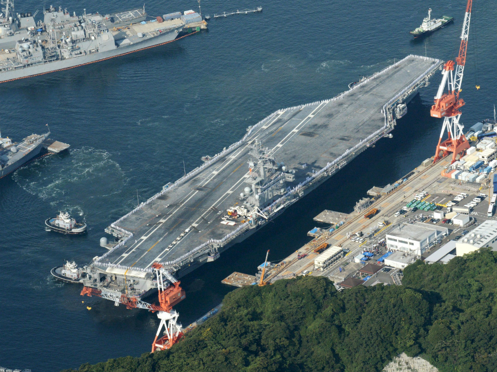 Tàu sân bay hạt nhân USS Ronald Reagan cập cảng Yokosuka, Nhật Bản ngày 1.10, bắt đầu nhiệm vụ đồn trú thay cho tàu USS George Washington - Ảnh: Reuters