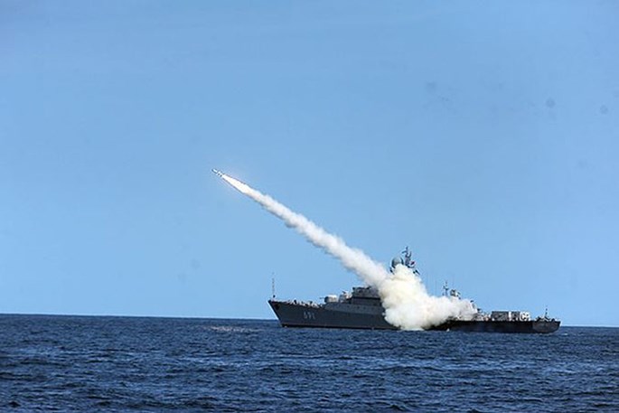 Tàu tên lửa lớp Gepard của Nga, chiếc Tatarstan phóng tên lửa Klub năm 2014 - Ảnh: Hải quân Nga