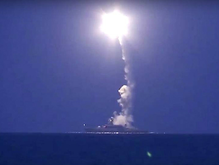 Các tàu chiến Nga rạng sáng ngày 7.10 phóng tên lửa 26 Klub diệt IS tại Syria - Ảnh: Bộ Quốc phòng Nga