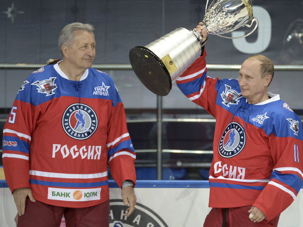 Tổng thống Nga Vladimir Putin đoạt cúp trong ngày sinh nhật 63 tuổi - Ảnh: Reuters